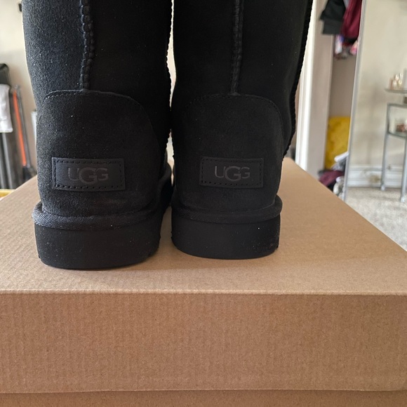 NWOT.. UGG Classic Short - Picture 5 of 7